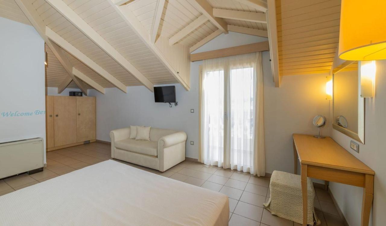 Hotel Ionian Plaza & 4*